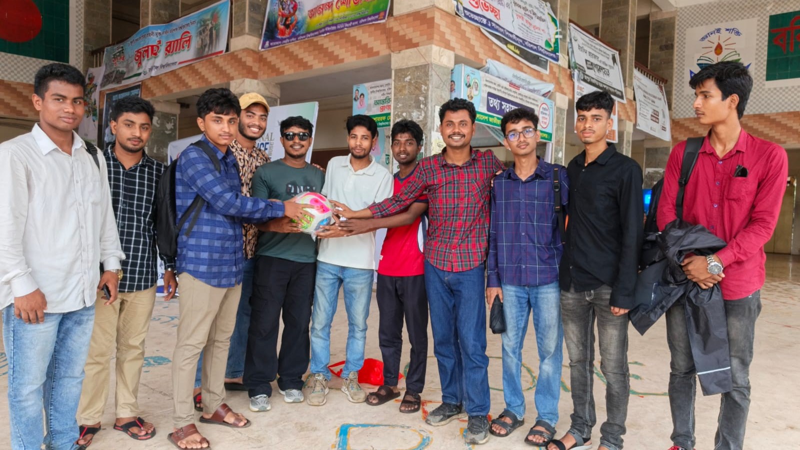 শিক্ষার্থীদের খেলাধুলায় উৎসাহ দিতে ববি ছাত্রদলের ফুটবল বিতরণ